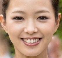 若々しい笑顔は頬が上がっている