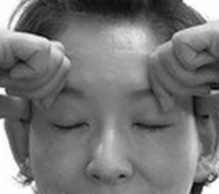“眉間のしわ”には眉のばし