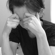 “眉間のしわ”は眉が硬いから